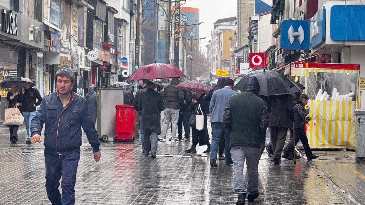 Ağrı’da sağanak yağış etkisini sürdürdü