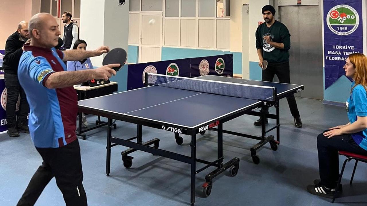 Ağrı’da sağlık çalışanları masa tenisi turnuvasında buluştu