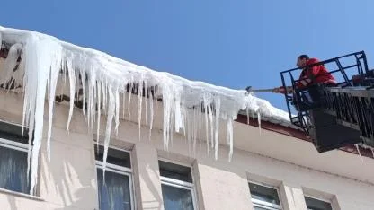 Ağrı’da soğuk hava buz sarkıtları oluşturdu