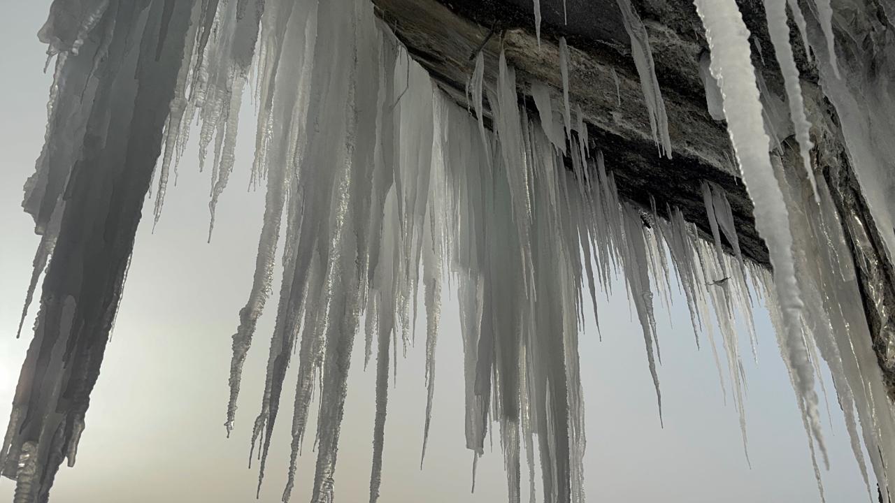 Ağrı’da soğuk hava buz sarkıtları oluşturdu