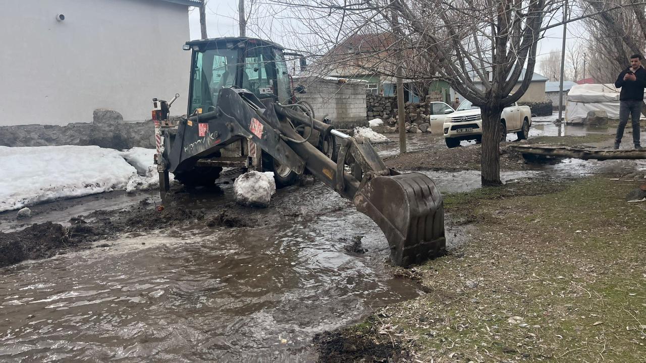 (Videolu Haber) Ağrı’da su taşkınlarına ekiplerden hızlı müdahale
