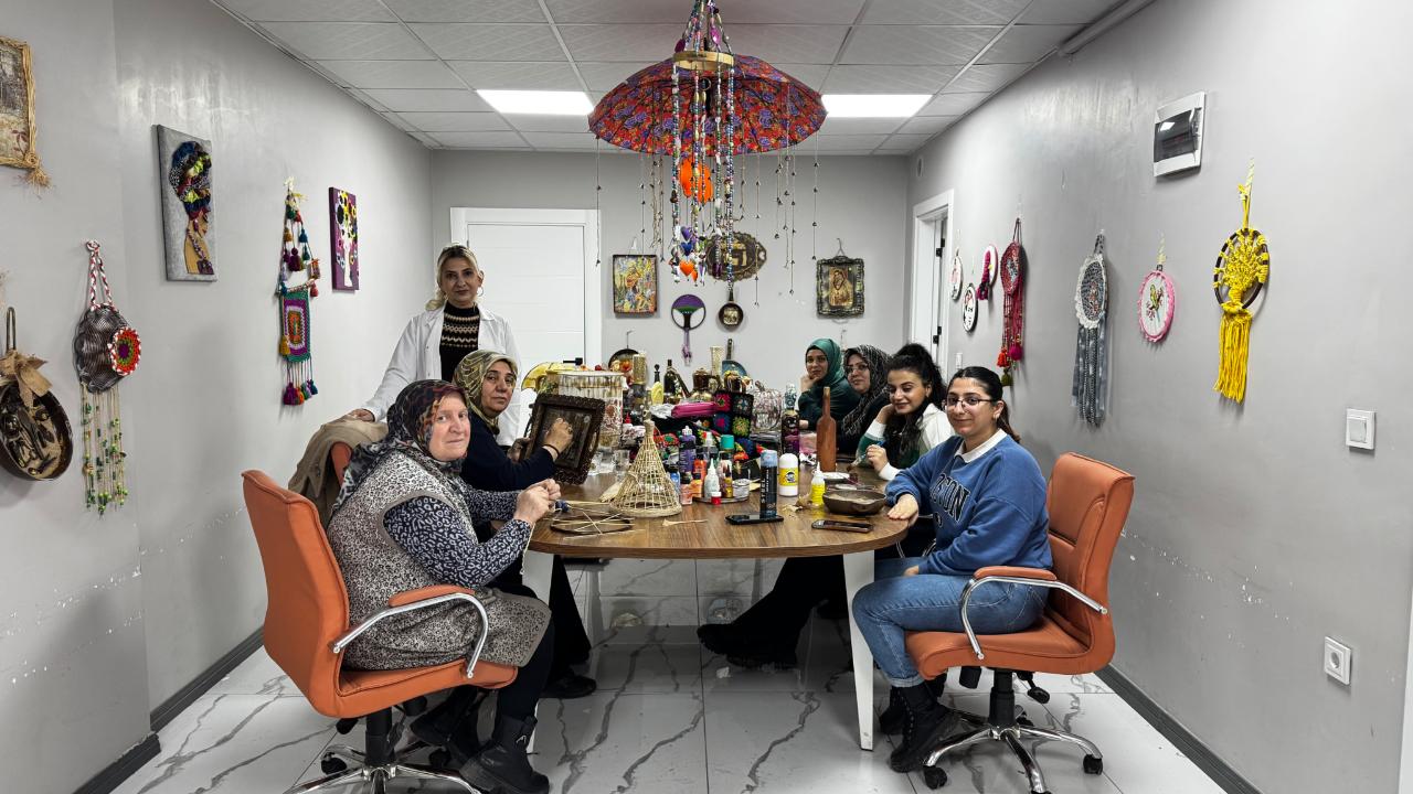 Ağrılı kadınlar evdeki atıkları sanata dönüştürüyor