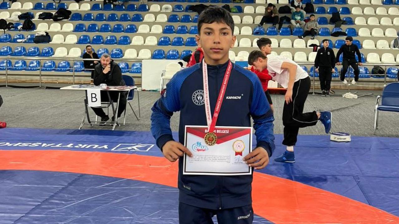 Ağrılı sporcu Berat Çelik 44 kiloda zirvede