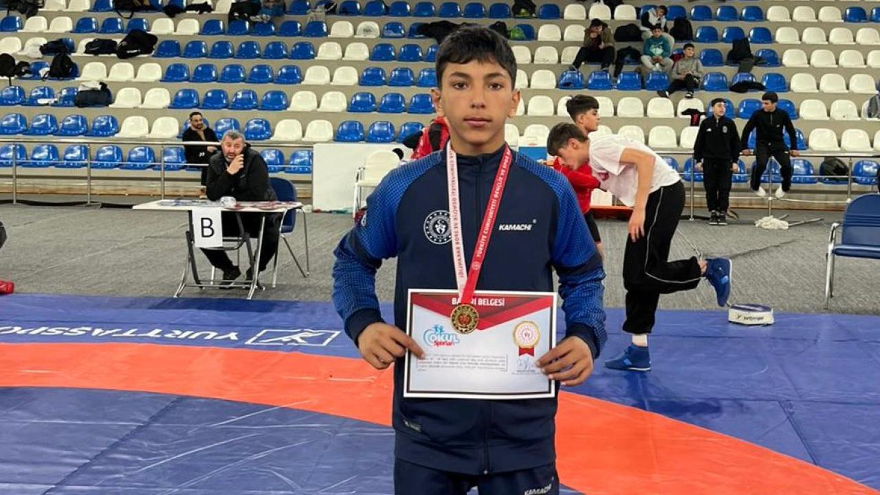 Ağrılı sporcu Berat Çelik zirvede