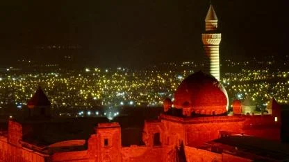 Ağrı’nın Tarihi Sarayı Tıp Bayramı’nda sağlık çalışanları için kırmızıya büründü (Videolu Haber)