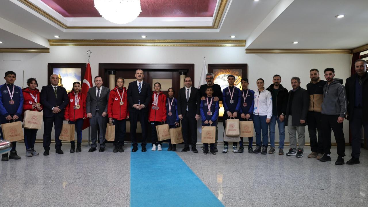 Ağrı’yı gururlandıran sporculara Vali Bozkurt’tan destek