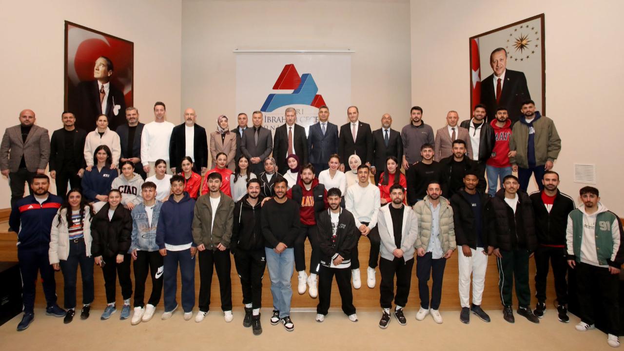 AİÇÜ’de Spor Başarısı Taçlandırıldı