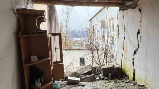 Aşırı yağışlara dayanamayan ev çöktü