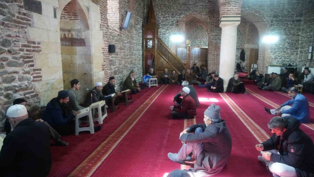 Asırlık camide mukabele geleneği yaşatılıyor