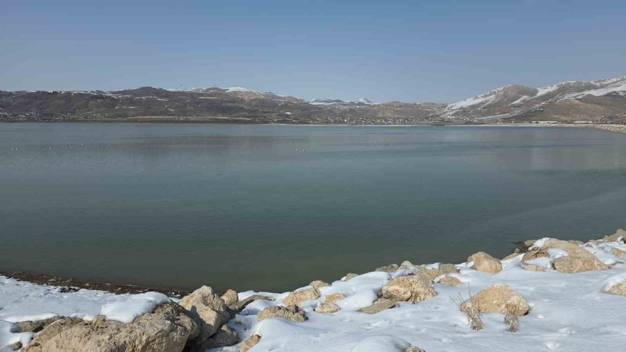 Bahar yüzünü gösterdi: Sıhke Göleti’nin buzları tamamen çözüldü