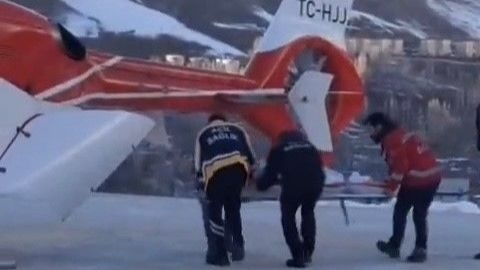 Bahçesaray’daki minik hasta helikopter ambulansla Van’a sevk edildi