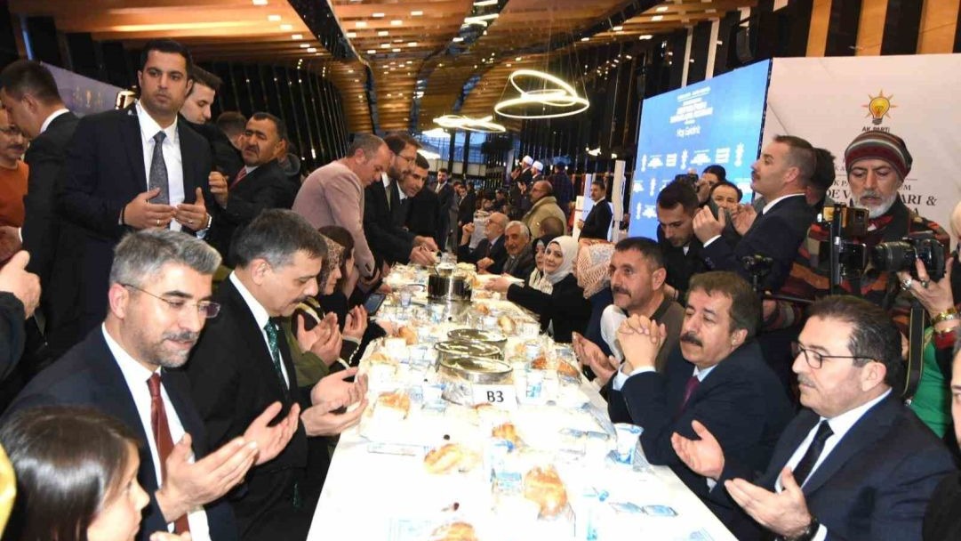 Bakan Çiftçi ve Bakan Tekin, Erzurum’da 4 bin kişiyle iftarda buluştu