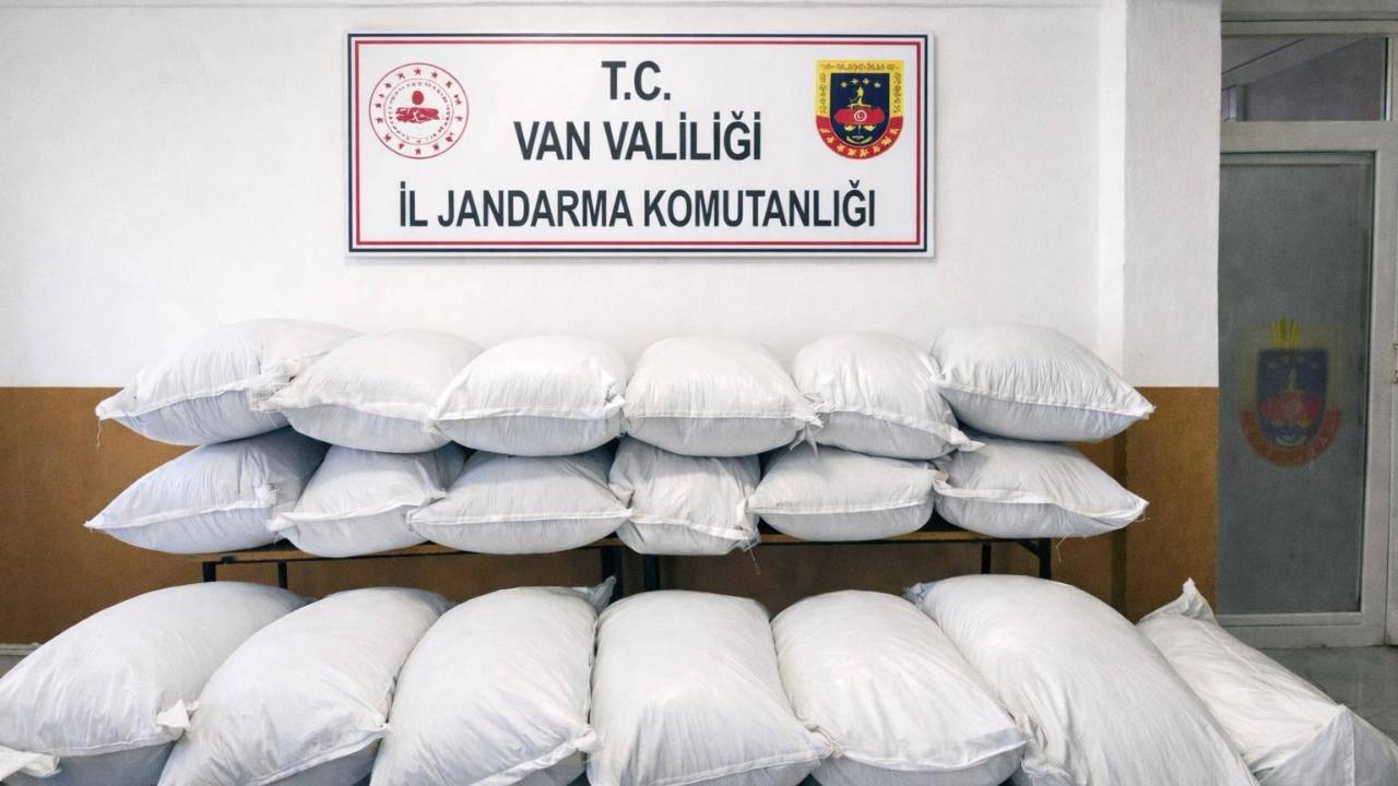 Başkale’de Jandarma’dan Kaçak Gıda Operasyonu: 1.750 Kilo Ele Geçirildi!