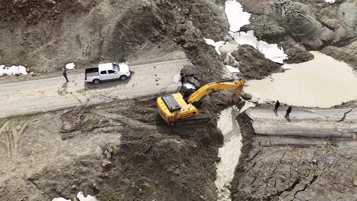 Bingöl’de heyelan sonucu çöken ve kayan yolda çalışmalar başladı