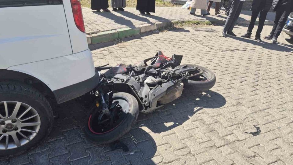 Bingöl’de otomobil ile motosiklet çarpıştı: 2 yaralı
