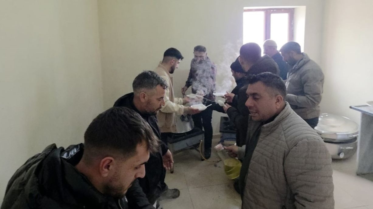 Bitlis Ahlat’ta bayram geleneği yaşatılıyor: Halise yemeği aynı sofrada buluşturuyor