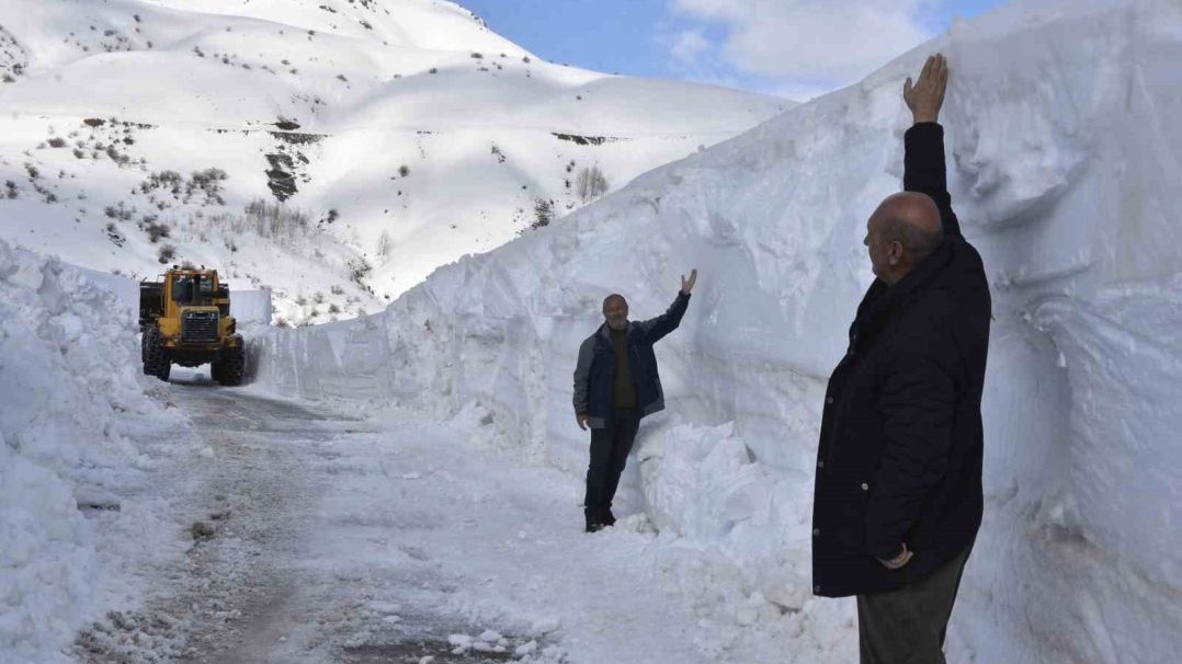 Bitlis’te 5 metreyi bulan karda yol açma çalışması
