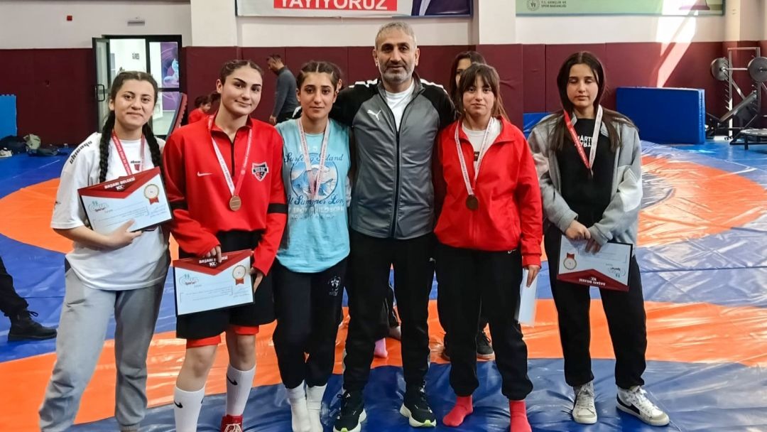 Çataklı öğrencilerden güreş müsabakalarında çifte başarı