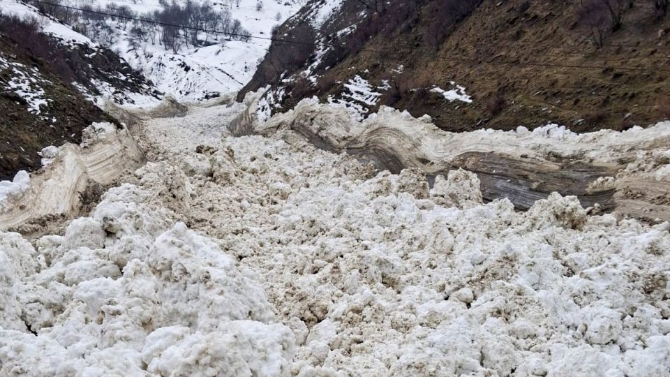Çatak’ta çığ düştü: 1 mahalle ve 8 mezraya ulaşımı sağlanamıyor