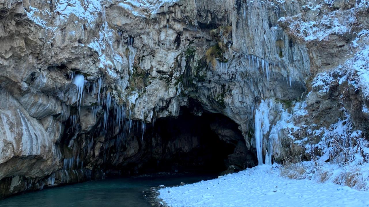 Diyadin’de Kudret Köprüsü Kış Manzarasıyla Büyüledi