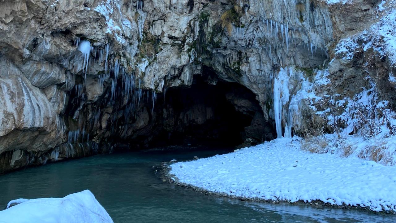 Diyadin’de Kudret Köprüsü Kış Manzarasıyla Büyüledi