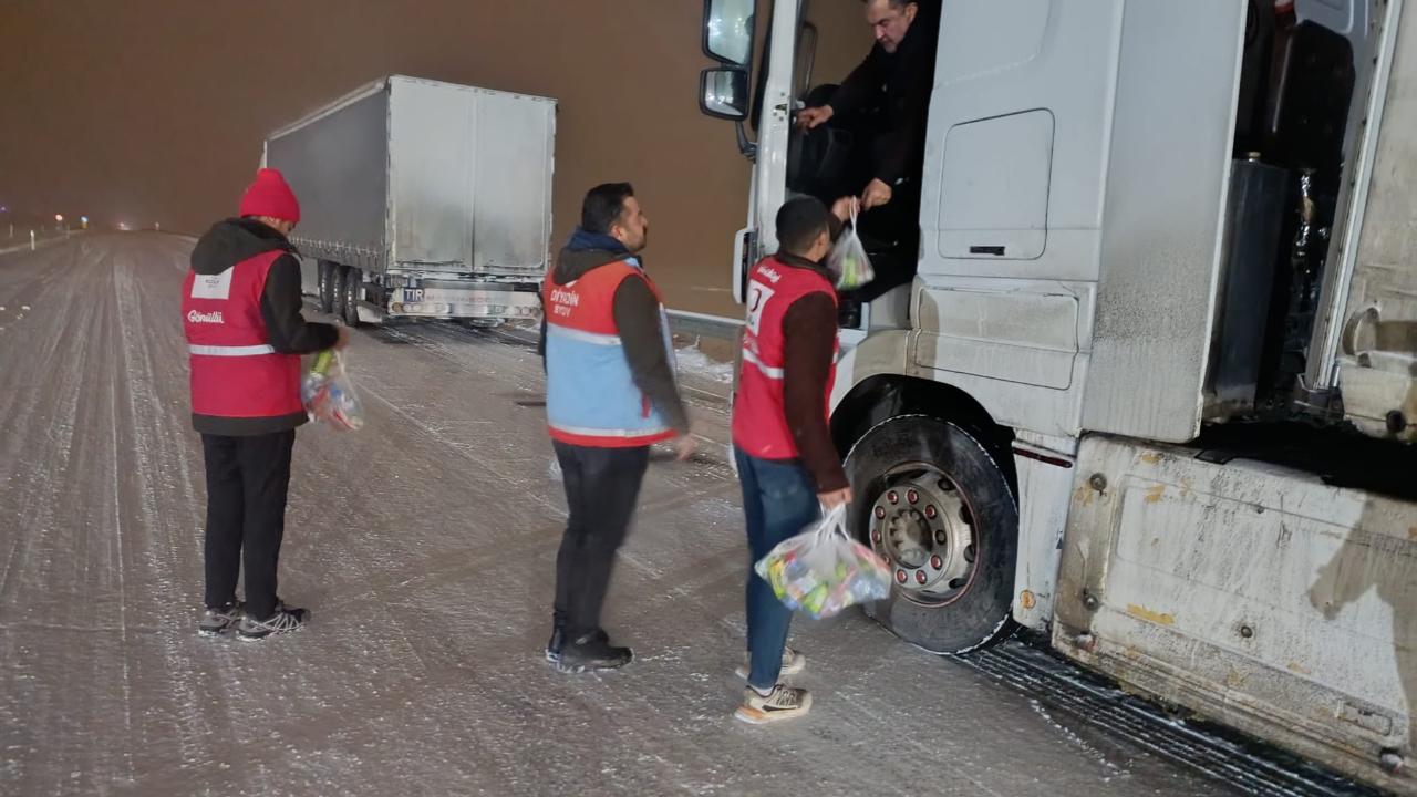Diyadin’de yolda kalan vatandaşlara kumanya desteği