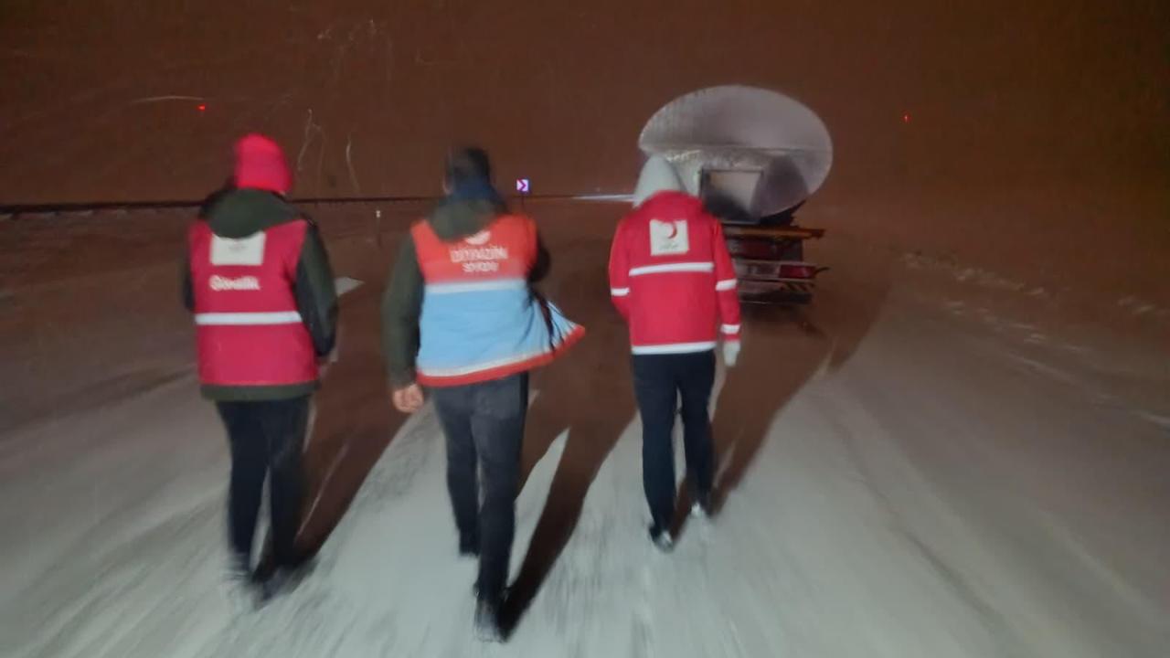 Diyadin’de yolda kalan vatandaşlara kumanya desteği