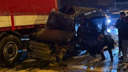 Doğubayazıt’ta tıra çarpan araç altına girdi: 1 yaralı (Videolu haber)