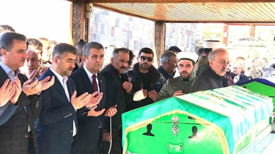 Emektar öğretmen son yolculuğuna uğurlandı