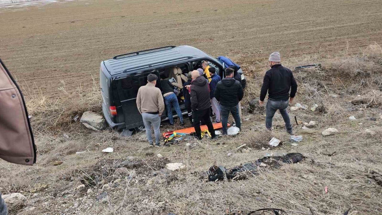 Erciş-Adilcevaz karayolunda araç takla attı: 1 kişi yaralandı