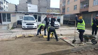 Erciş Belediyesi tahrip olan kaldırımları onarıyor