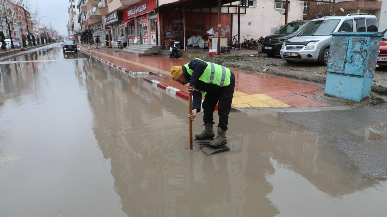 Erciş’te Yağmur Suyu Hattı Temizliği Sürüyor