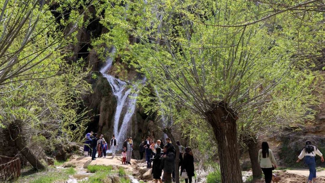 Erzincan Girlevik Şelalesi’ne bayramda ziyaretçi akını