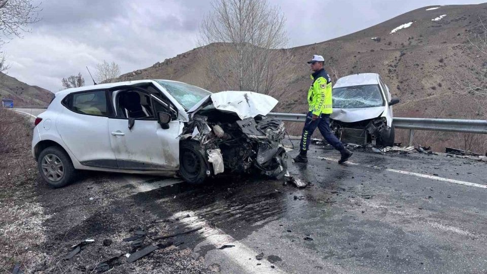 Erzincan-Kemah yolunda iki araç kafa kafaya çarpıştı: 4 yaralı