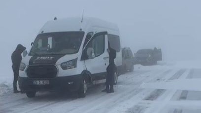 Erzurum Palandöken geçidinde kar ve tipi nedeniyle onlarca araç mahsur kaldı