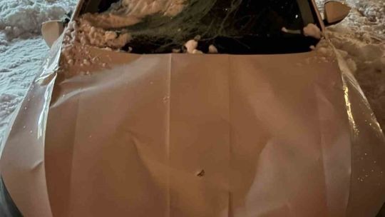 Erzurum'da çatıdan düşen kar kütlesi otomobili kullanılamaz hale getirdi