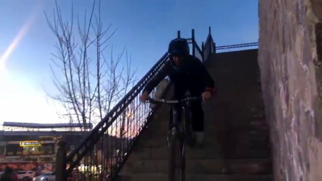 Erzurum'da gençlerin bisikletle merdivenler üzerindeki gösterisi nefes kesti