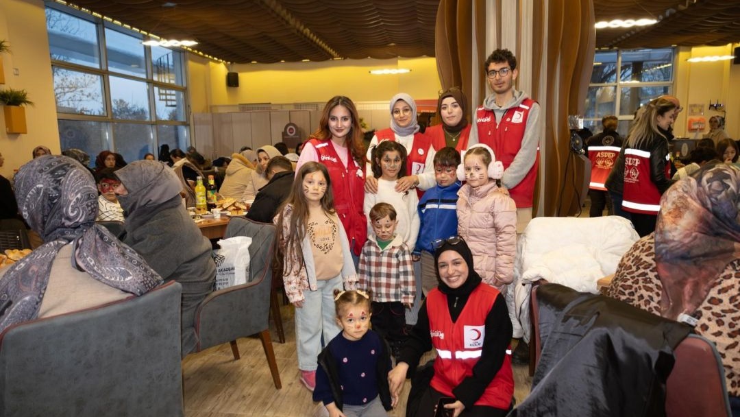 Erzurum'da Kızılay Kadın’dan anlamlı iftar: Yetimler unutulmadı