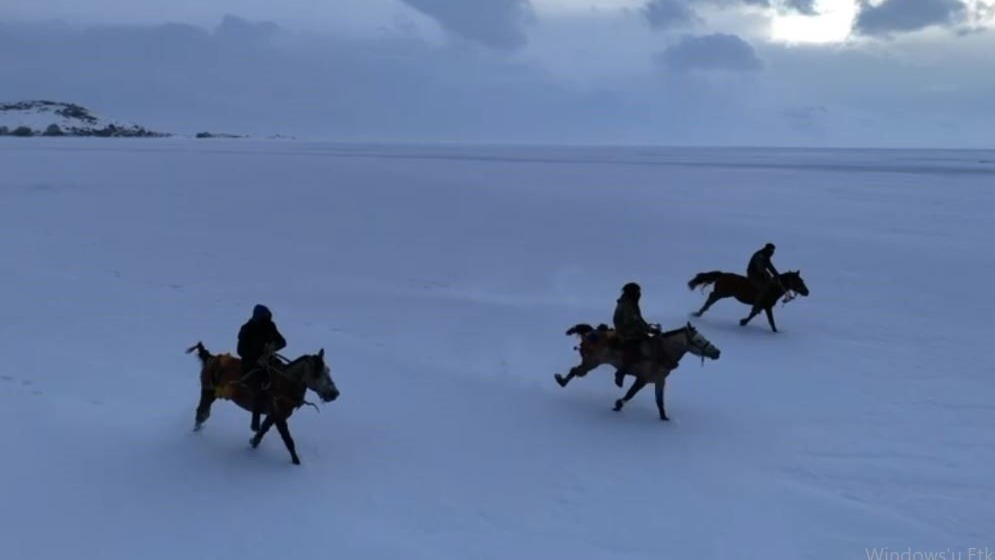 Gençler atları buz tutan Çıldır Göl’ü üzerinde dörtnala koştu