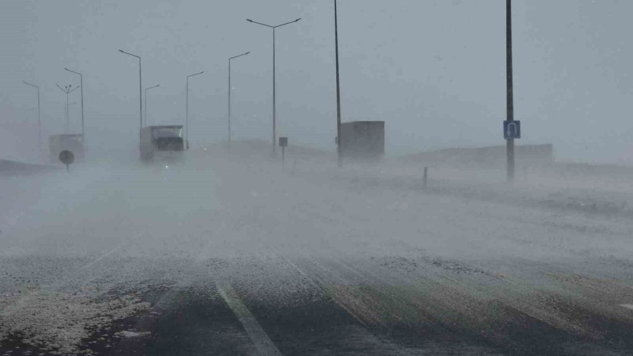 Güzeldere Geçidi’nde tipi trafiği olumsuz etkiliyor