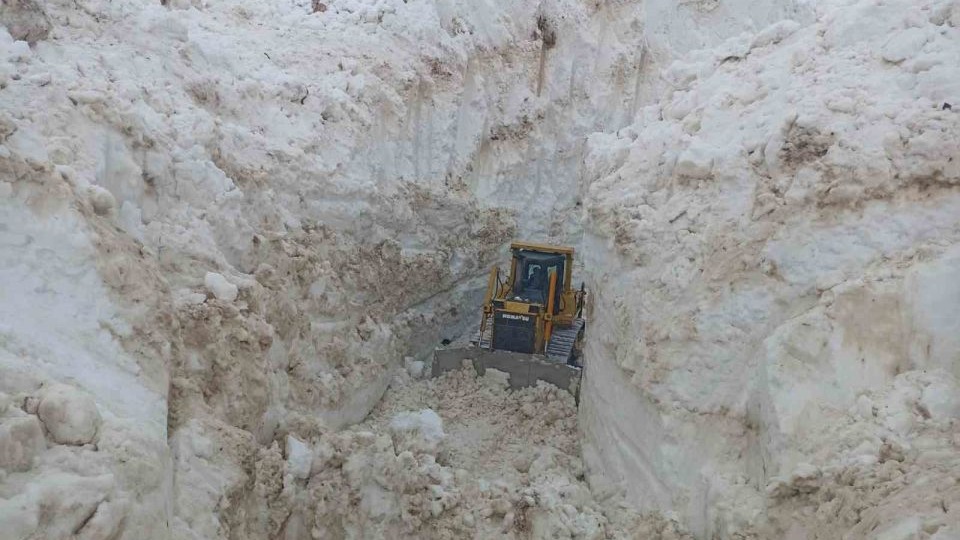 Hakkari Yüksekova’da 8 metrelik kar tünelleri: İş makinesi içinde kayboldu