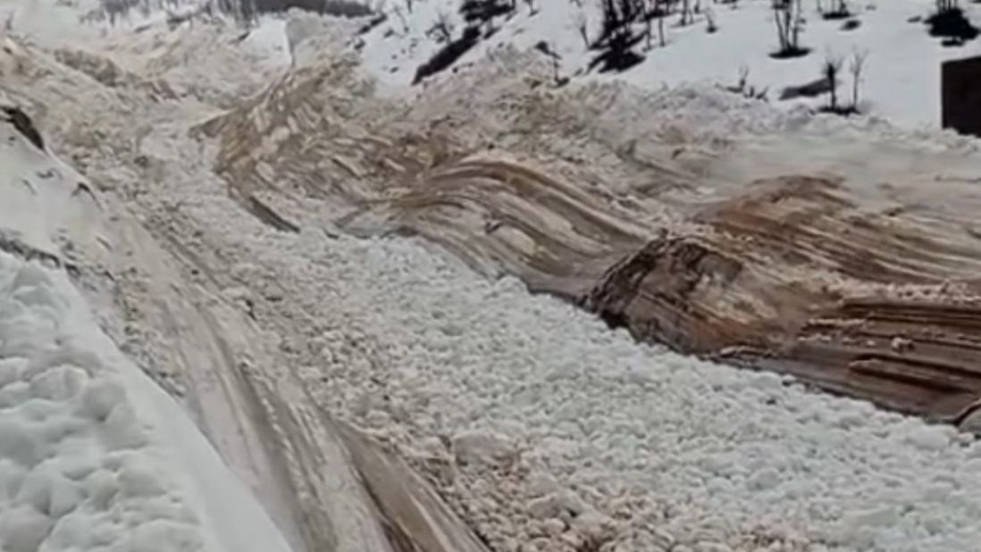 Hakkari Yüksekova’da çığ paniği: Köy halkı faciadan döndü