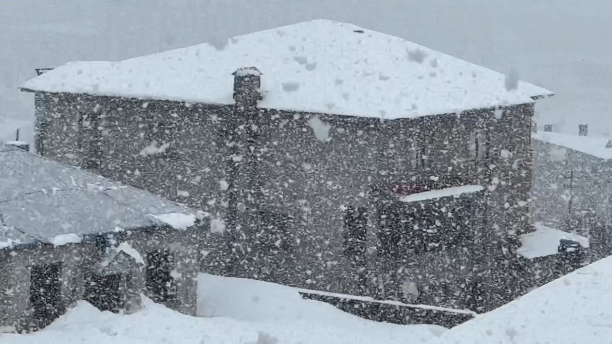 Hakkari Yüksekova’ya kış geri geldi