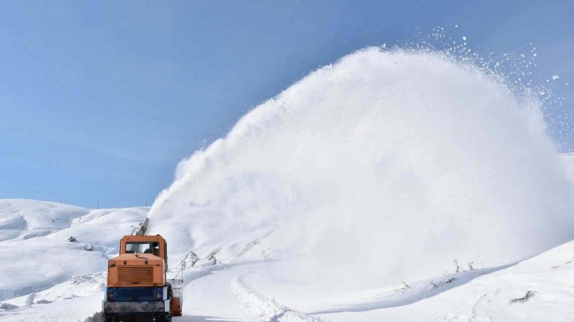 Hakkari’de 74 yerleşim yerinin yolu ulaşıma kapandı