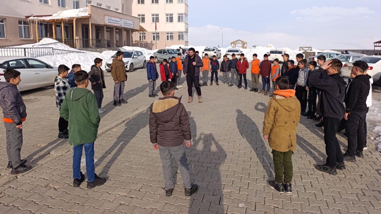 Hamur’da öğrencilere olası yangınlara karşı tatbikat eğitimi