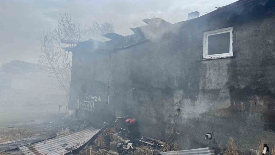 Iğdır’da çıkan yangında ev küle döndü