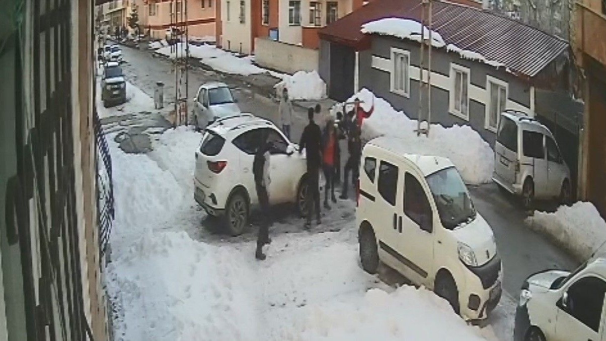 İki gurup arasında silahlı sopalı kavga : 2 yaralı