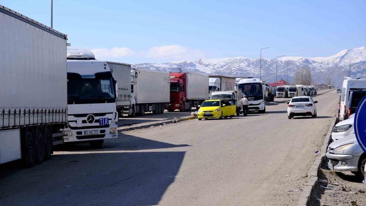 İran Kadın Milli Takımı Gürbulak Sınır Kapısı’ndan ülkelerine geçti