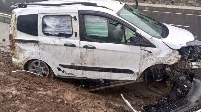 Kamyonetin takla atmasıyla aynı aileden 5 kişi yaralandı