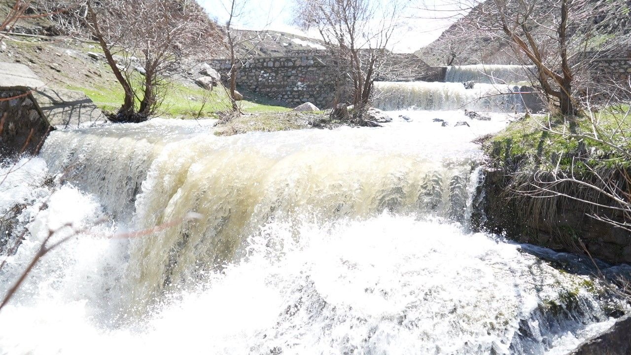 Kar erimeleri ile şelale ve akarsular coştu